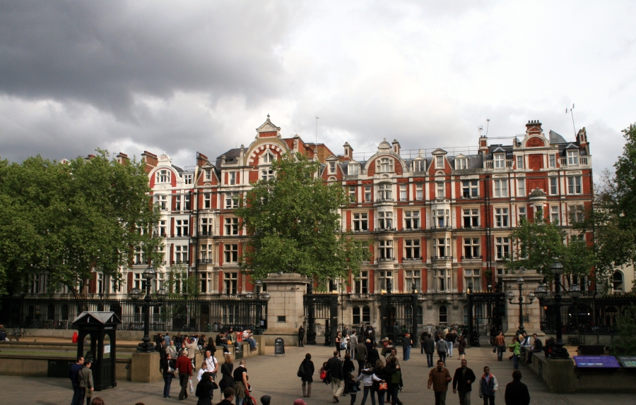 Londonian Adventures : In Front Of The British
